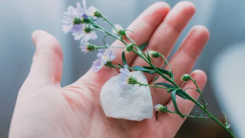 El cuarzo es perfecto para cargarte de las buenas energías de la Luna Llena de octubre