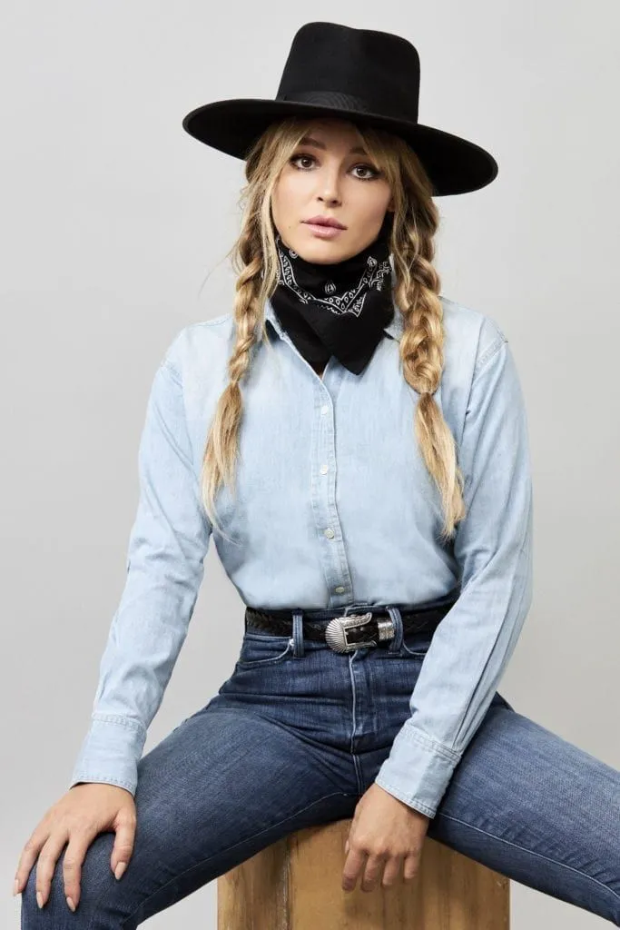 11 ideas de peinados con sombrero para mujer que se verán coquette, pero a la vez muy elegante