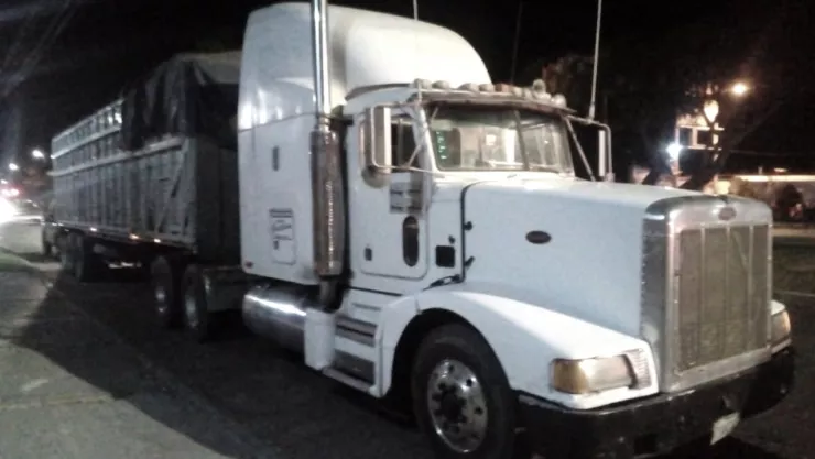 Hombre muere aplastado por tráiler