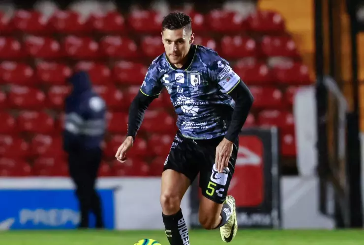 cuando juega gallos blancos.jpg