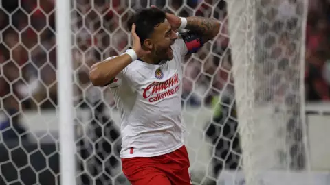 Alexis Vega celebra su gol con las Chivas