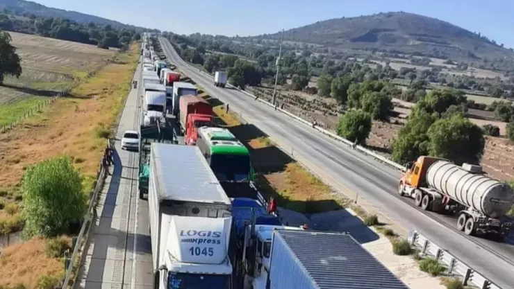 Cierre de carriles agrava tráfico en la autopista Arco Norte hoy: Tramo afectado