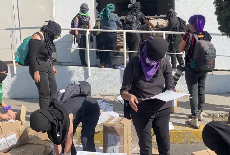Feministas encapuchadas queman archivos en la Fiscalía de la CDMX