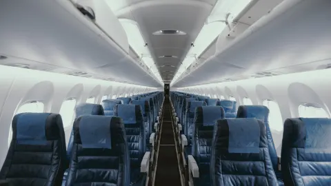 ¿Qué asientos de avión tienen más espacio y por qué