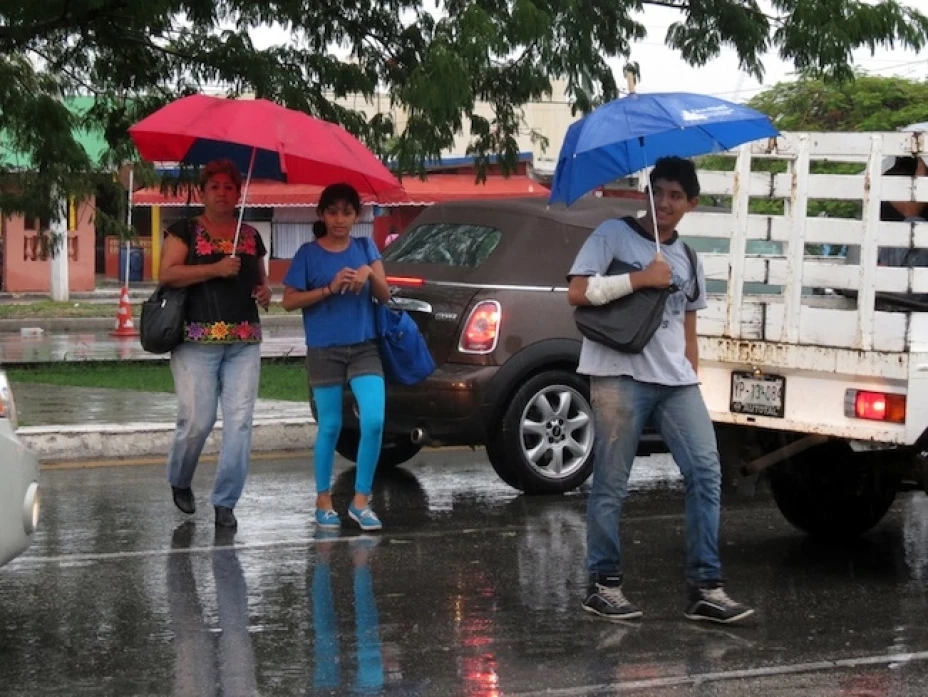 El fenómeno mantiene vientos de 65 kilómetros por hora
