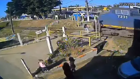 Una mujer su ATROPELLADA por un tren cuando intentó cruzar las vías