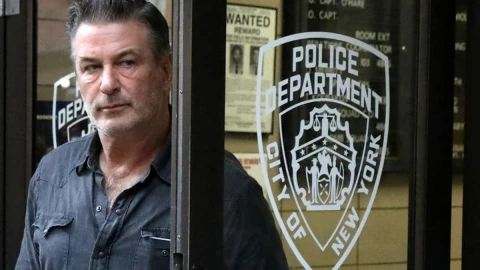 Alec Baldwin arma de utileria película.jpg