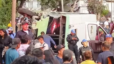  Un camión se vuelva en San Andrés Ahuayucan 