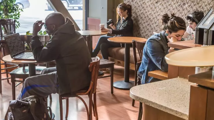 un grupo de personas trabajan desde una popular cafeter&iacute;a de San Francisco