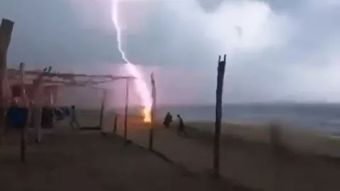 Video momento en que rayo cae en la playa Maruata, en Aquila, Michoacán y mata a 2 personas