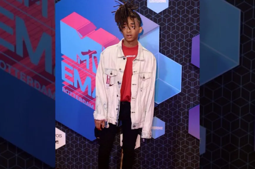Jaden y Justin se besan (15).jpg