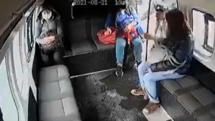 VIDEO: Pasajeros golpean a asaltantes de combi en la México-Texcoco