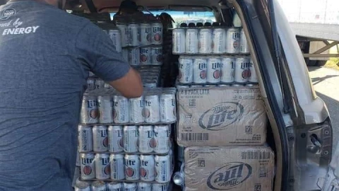 Pobladores de Nuevo Laredo roban cervezas tras volcar camión 
