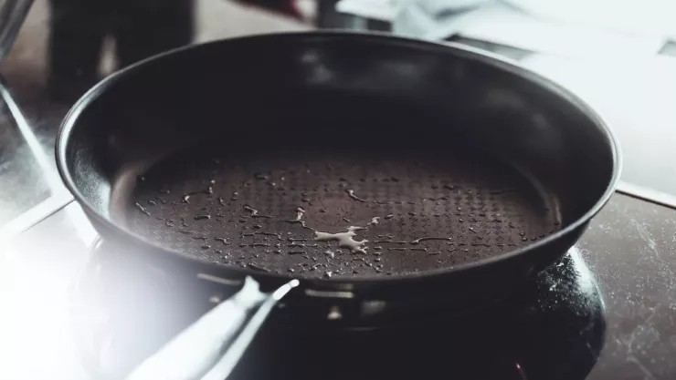 Si cocinas en sartén de teflón, revisa esto