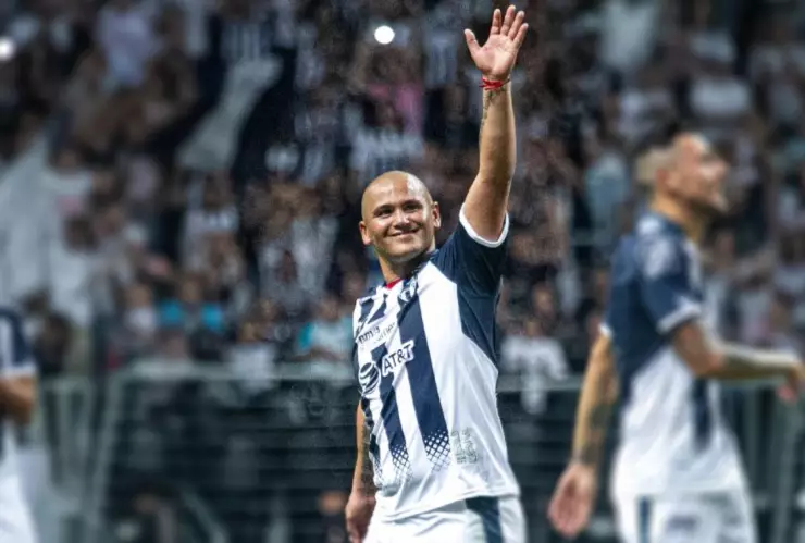 Chupete Suazo Rayados