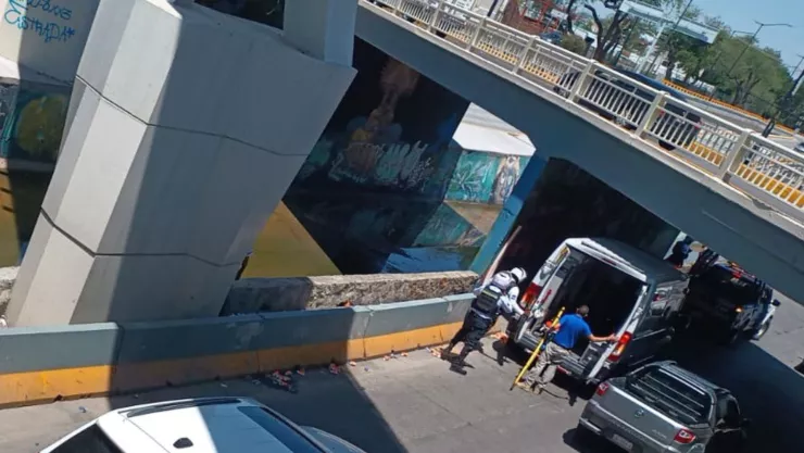 Hombre cae al Malecón del Río