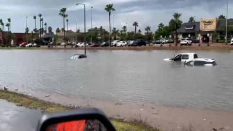 Fuertes lluvias inundan Texas y Tamaulipas, con tres muertos y rescates en Reynosa.