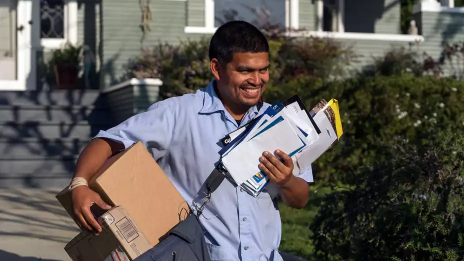 Un trabajador del servicio postal en Los Ángeles.