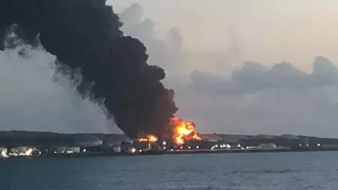 Cae rayo en tanque petrolero de Cuba; hay más de 40 heridos