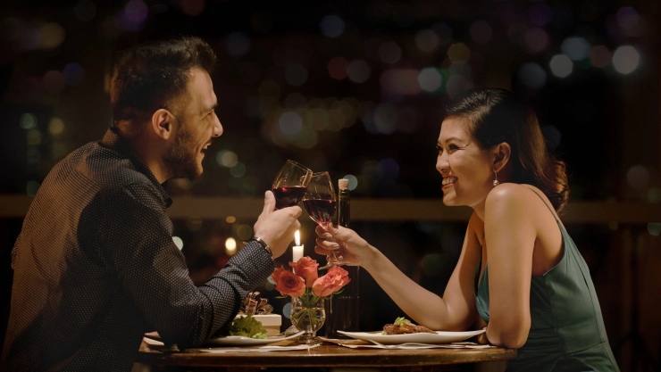 una pareja enamorada en una cena