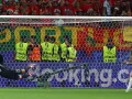 Diego Costa detiene el penal en la tanda frente a Eslovenia.jpg