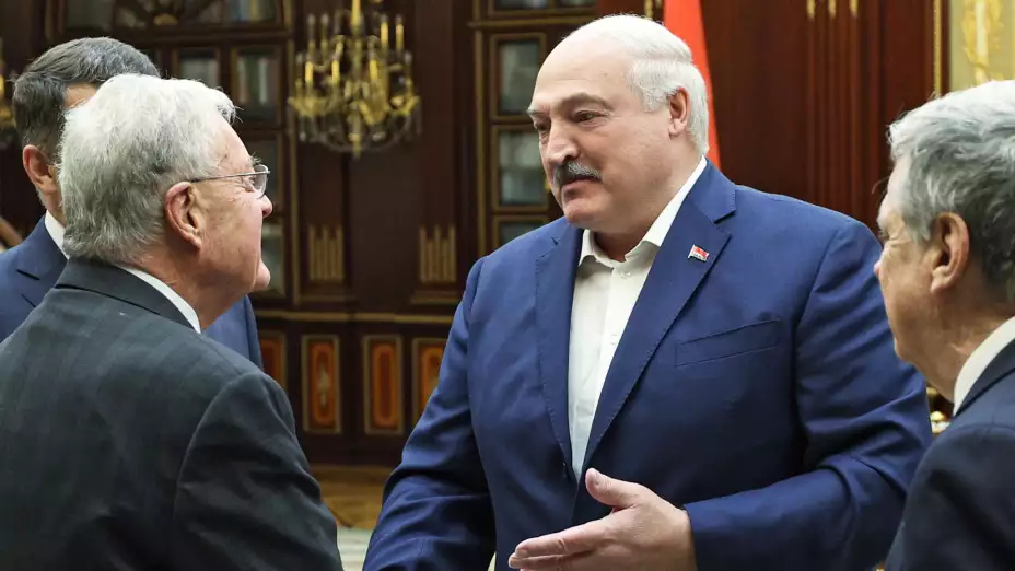 Keith Kellogg, enviado especial de EU saluda al presidente bielorruso Alexander Lukashenko.,
