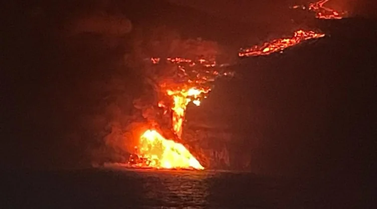lava-la palma-mar.jpg