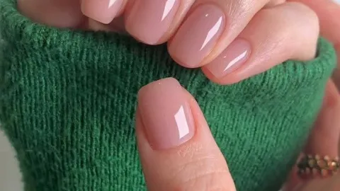 Tendencia de uñas soap nails moderna y clásica