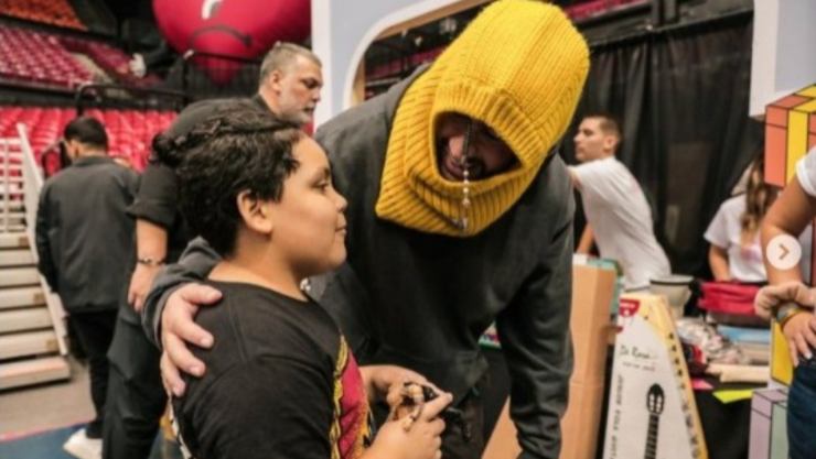 Bad Bunny regala miles de juguetes en Navidad