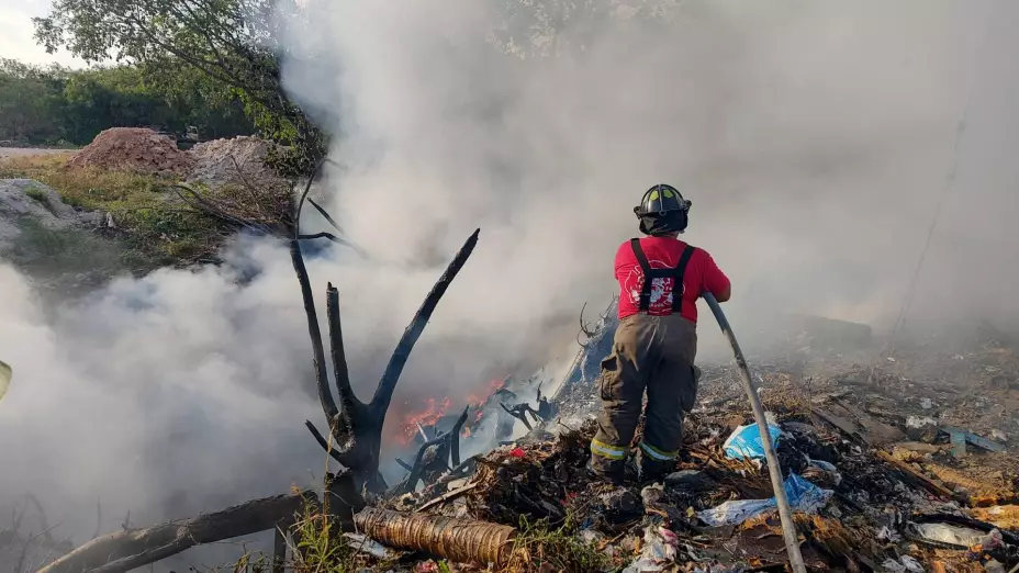 ¡Una mañana en llamas! Reportan incendio en diagonal Tulum vía arco vial.jpg