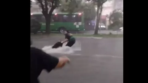 Persona es arrastrada por la corriente en Jalisco