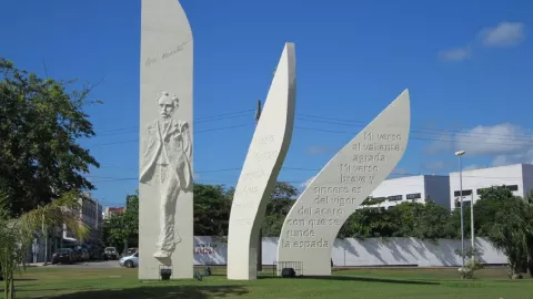 Azteca Quintana Roo monumento el plátano cancún monumento a josé martí.jpg