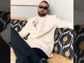 Travis traje.jpg