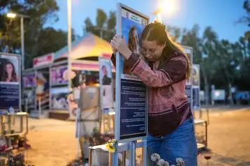 Una mujer israelí en la conmemoración del tercer aniversario del ataque del 7 de octubre.