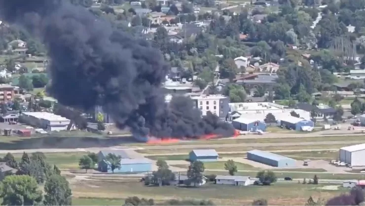 Choque entre aviones en aeropuerto de Montana desata incendio en pista