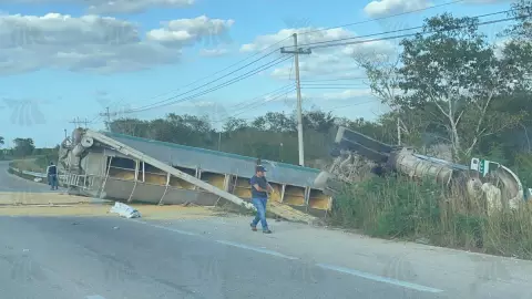 VIDEO_ Tráiler que transportaba alimento se vuelca en la Mérida-Chetumal
