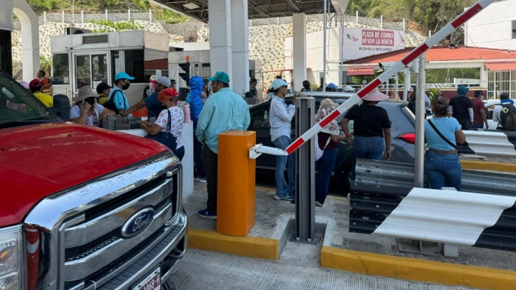 Integrantes-de-la-CETEG-toman-caseta-la-venta-en-Acapulco