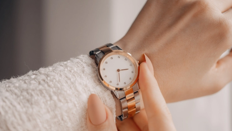 Mujer ajusta su reloj al horario de verano
