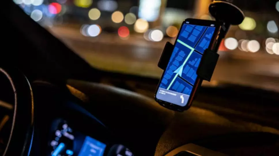 Mujer escapa de posible agresión en Taxi de aplicación