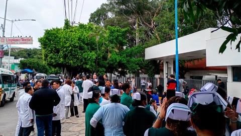 Amenaza de bomba en el Hospital 5 de Mayo: cierre vial y evacuaciones