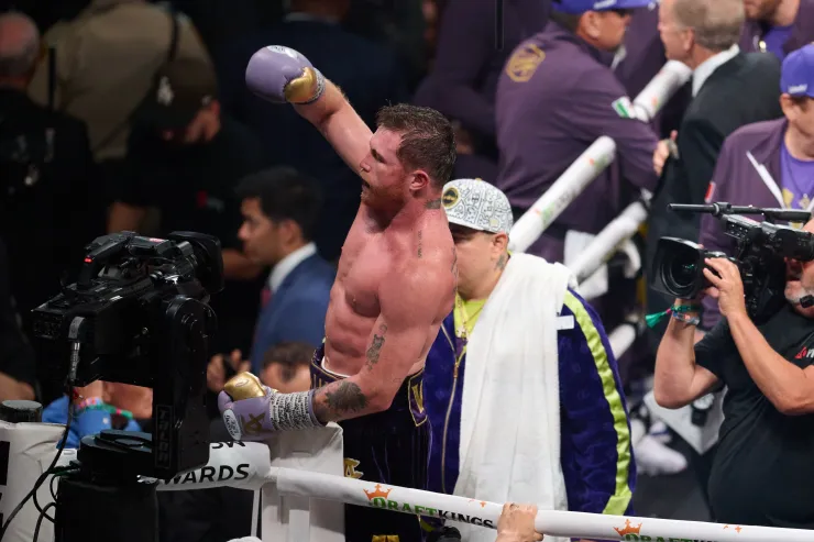 Saul -Canelo- Alvarez (MEX) vs Jermell Charlo (USA) - Fight