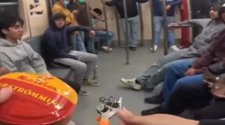 ¿Qué-es-el-surströmming_-El-alimento-sueco-que-desató-caos-por-una-broma-en-el-Metro-de-CDMX.png