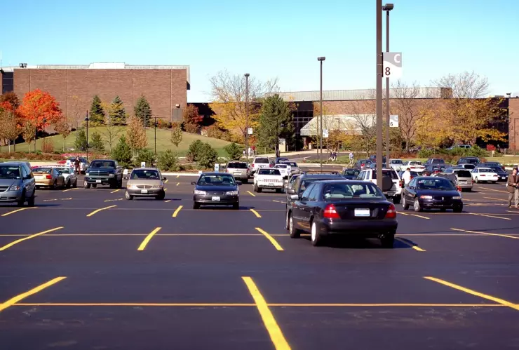 ¿Quién debe pagar si dañan mi auto en un estacionamiento público? Condusef alerta