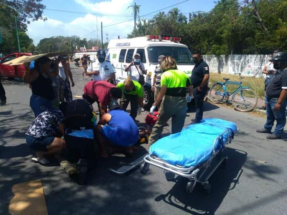 Accidente entre un automóvil y un triciclista en Chetumal, deja dos heridos (2)