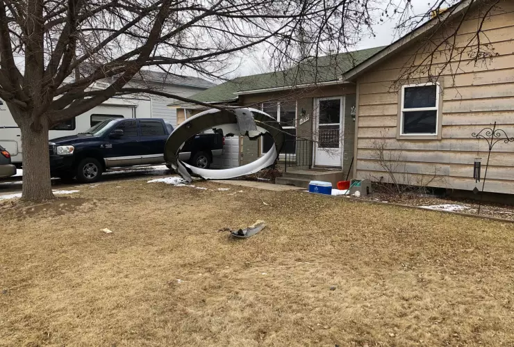 Caen escombros de motor de un avión en vuelo sobre Denver, EUA