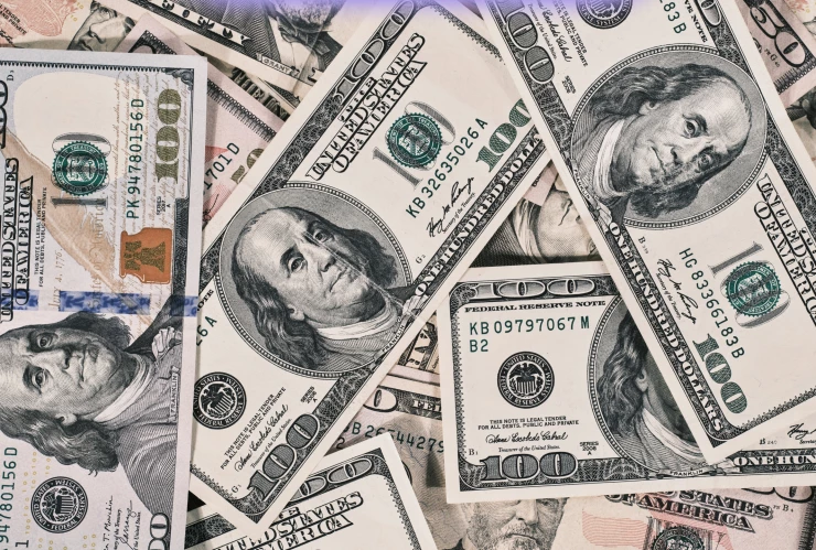 El dólar sigue en retroceso.