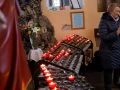 Así se reúnen a orar por la salud del papa Francisco.