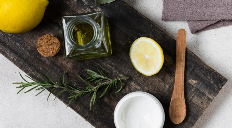 /estilo-de-vida/beneficios-hervir-romero-albahaca-cascara-limón-casa