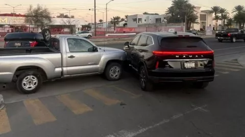 Tres vehículos involucrados en accidente con volcadura en Mexicali