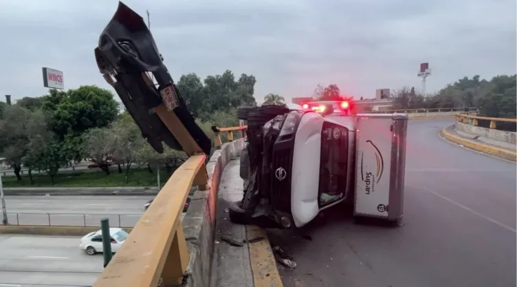 Camioneta vuelca en Circuito Interior y casi cae de 10 metros cerca del AICM